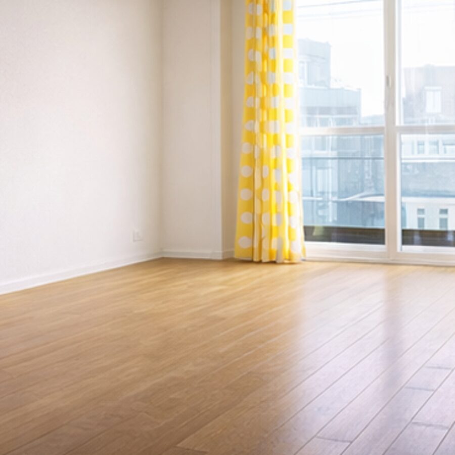 画像案：同じワンルームが退去直前の状態まで片付き、家具家電がなくなり、床と壁が見えて原状回復前のスッキリした空室に近い印象になっている様子。