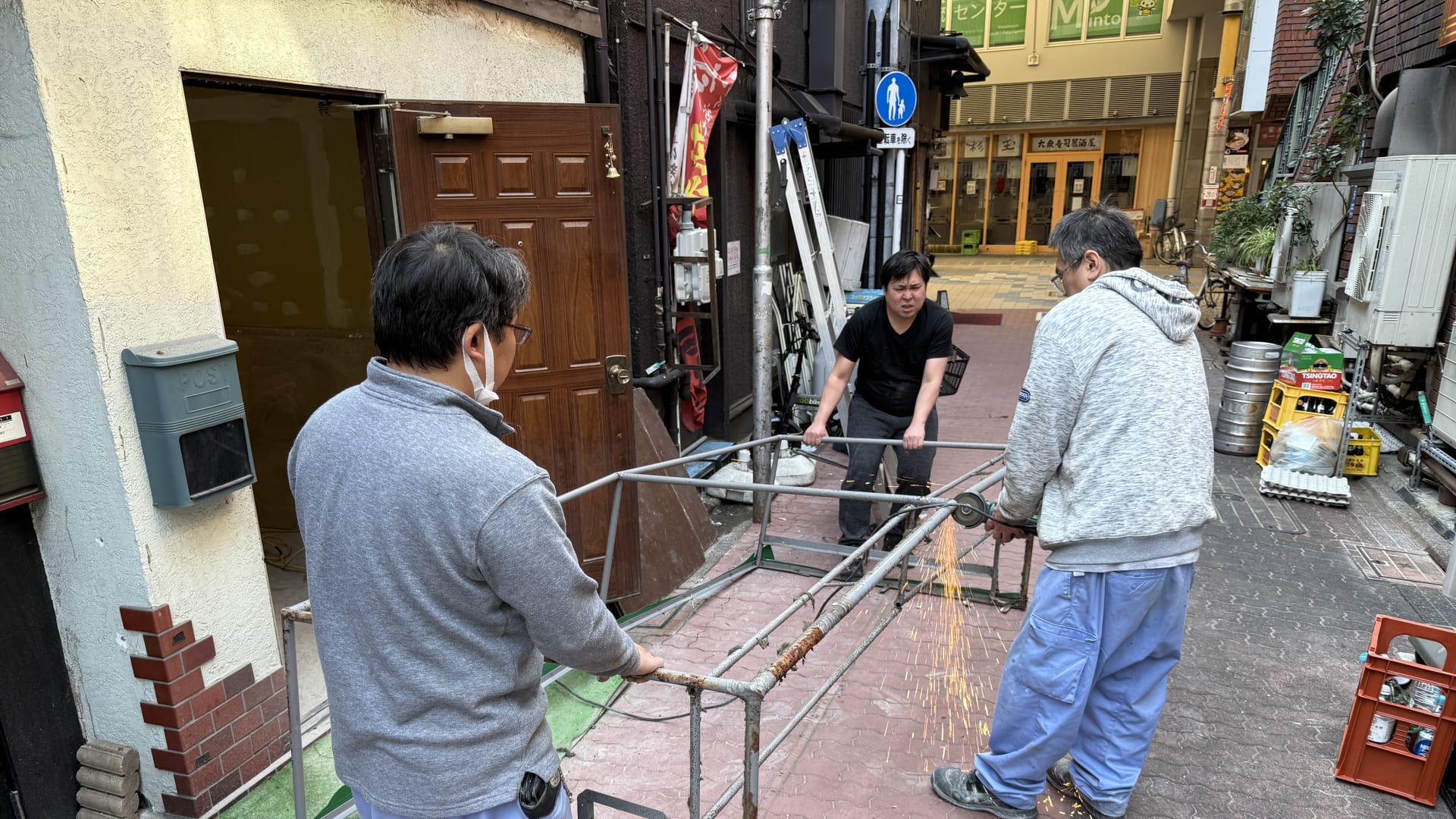 グラインダーで鉄骨を切断する解体作業